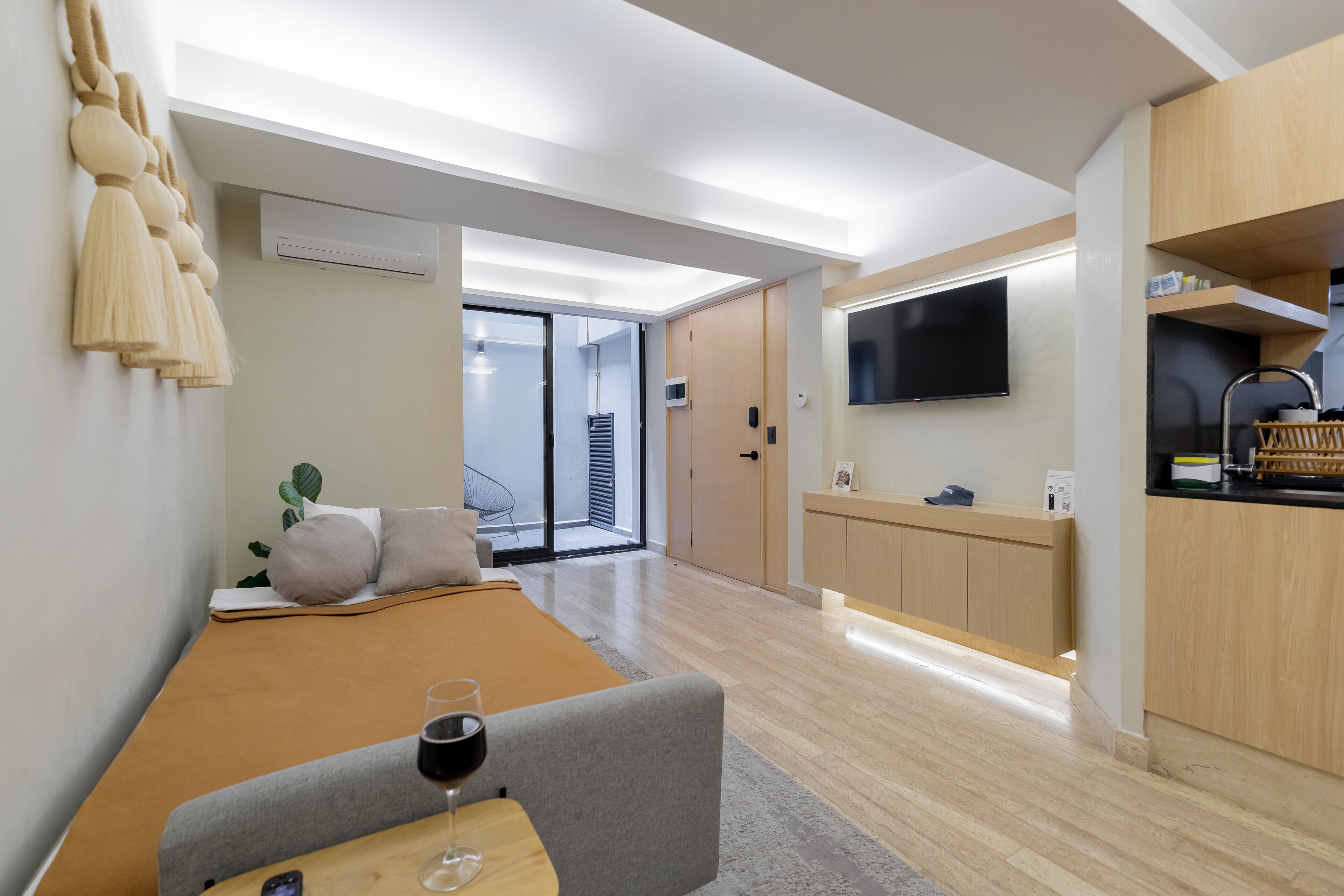 Leilighet – comfort, balkong, 1. etasje | Oppholdsområde | En 40-tommers smart-TV med kabel-kanaler samt Netflix