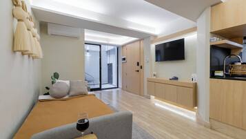 Departamento Confort, balcón, planta baja | Área de sala de estar | Smart TV de 40 pulgadas con canales por cable y Netflix