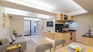 Departamento Confort, balcón, planta baja | Área de sala de estar | Smart TV de 40 pulgadas con canales por cable y Netflix