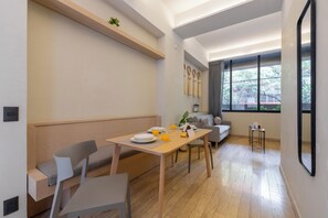 Deluxe-Apartment, 1 Schlafzimmer | Esszimmer