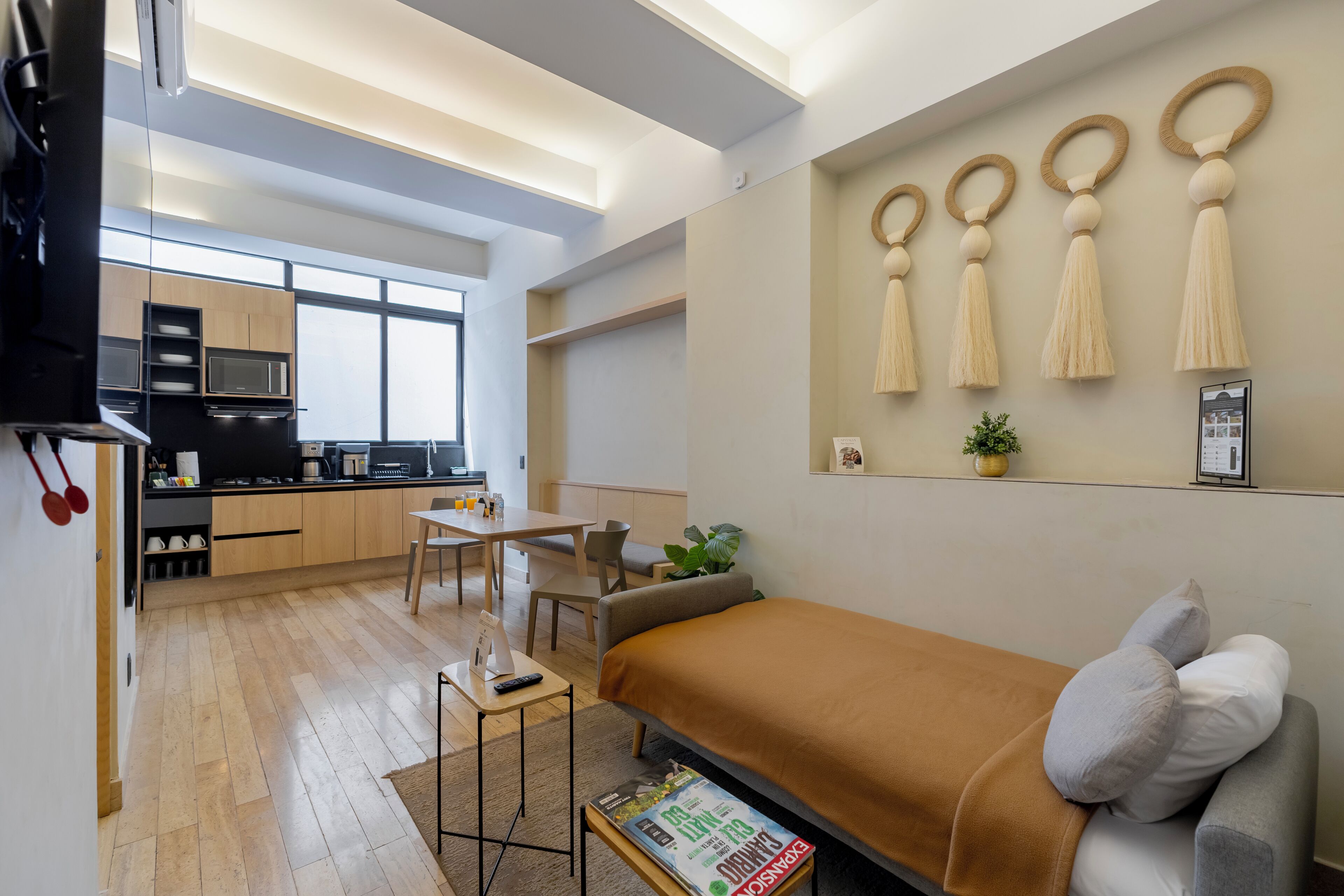 Departamento Deluxe, 2 habitaciones, balcón | Sala de estar | Smart TV de 40 pulgadas con canales por cable y Netflix 