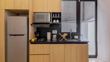 Deluxe-lejlighed - 1 soveværelse | Privat køkken | Køleskab/fryser i fuld størrelse, mikrobølgeovn, espressomaskine