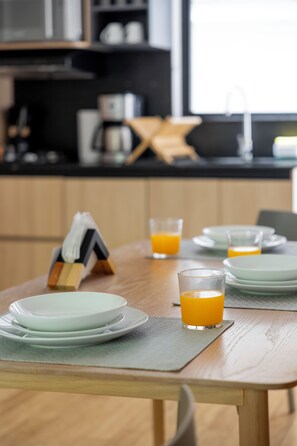 Deluxe Apartment, 1 Bedroom | Dining room