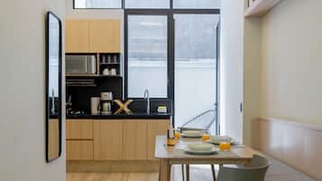 Deluxe appartement, 1 slaapkamer | Dineerruimte