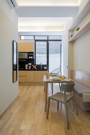 Deluxe Apartment, 1 Bedroom | Dining room