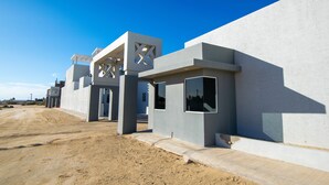 Un edificio moderno con diseño minimalista, que destaca por sus amplios ventanales y techo plano.