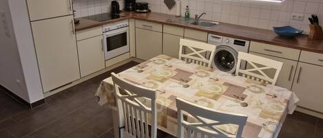 Een koelkast, een microgolfoven, een oven, een kookplaat