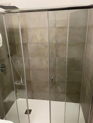 Regadera, amenidades de baño gratuitas, secadora de cabello, batas 