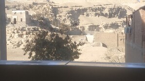 Vista de la Gran Pirámide de Giza con edificios y estructuras circundantes.