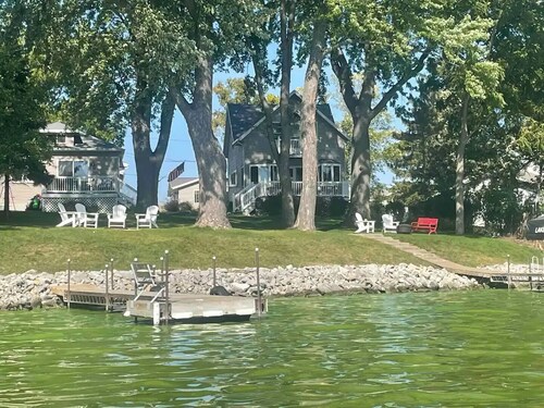 Cozy lakeside retreat with private pier and lakeside fire pit on Fox Lake!