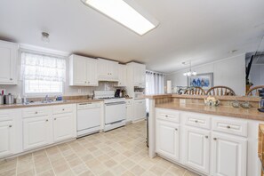 冷蔵庫、電子レンジ、オーブン、コンロ