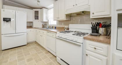 3 bed/2 bath home +office w/ futon with community boat ramp & dock to Weiss Lake