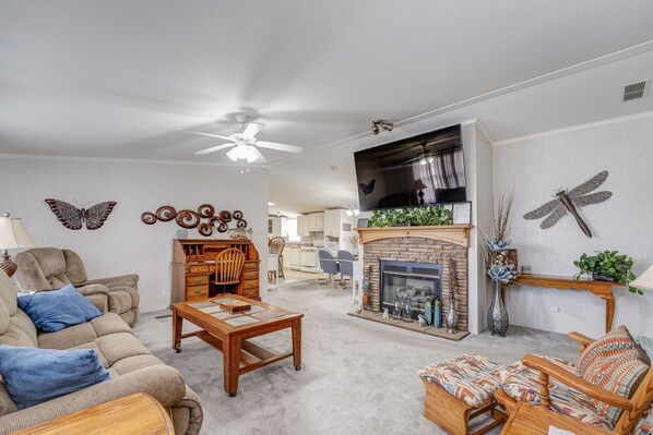 スマートテレビ、DVD プレーヤー、書斎 / ワークスペース