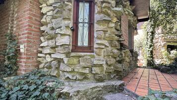 Bungalow (Honu) | Premium bedding, down comforters, pillowtop beds, individually decorated