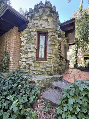 Bungalow (Honu) | Premium bedding, down comforters, pillowtop beds, individually decorated