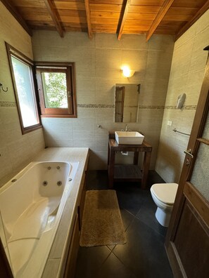 Bungalow, 2 slaapkamers (Alicante) | Badkamer | Een douche, een regendouche, een haardroger, een bidet
