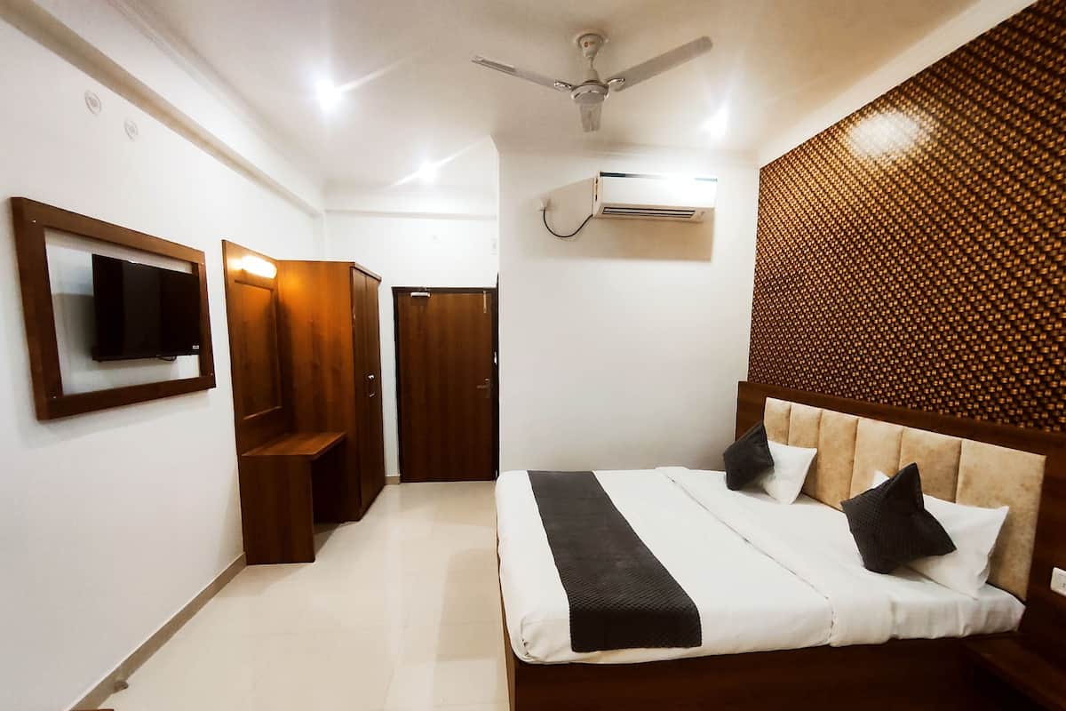 Deluxe Double Room | Memory-foam beds, desk, free WiFi