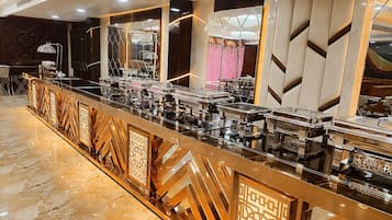 Bữa sáng đặc sản địa phương hàng ngày (200 INR/mỗi người)