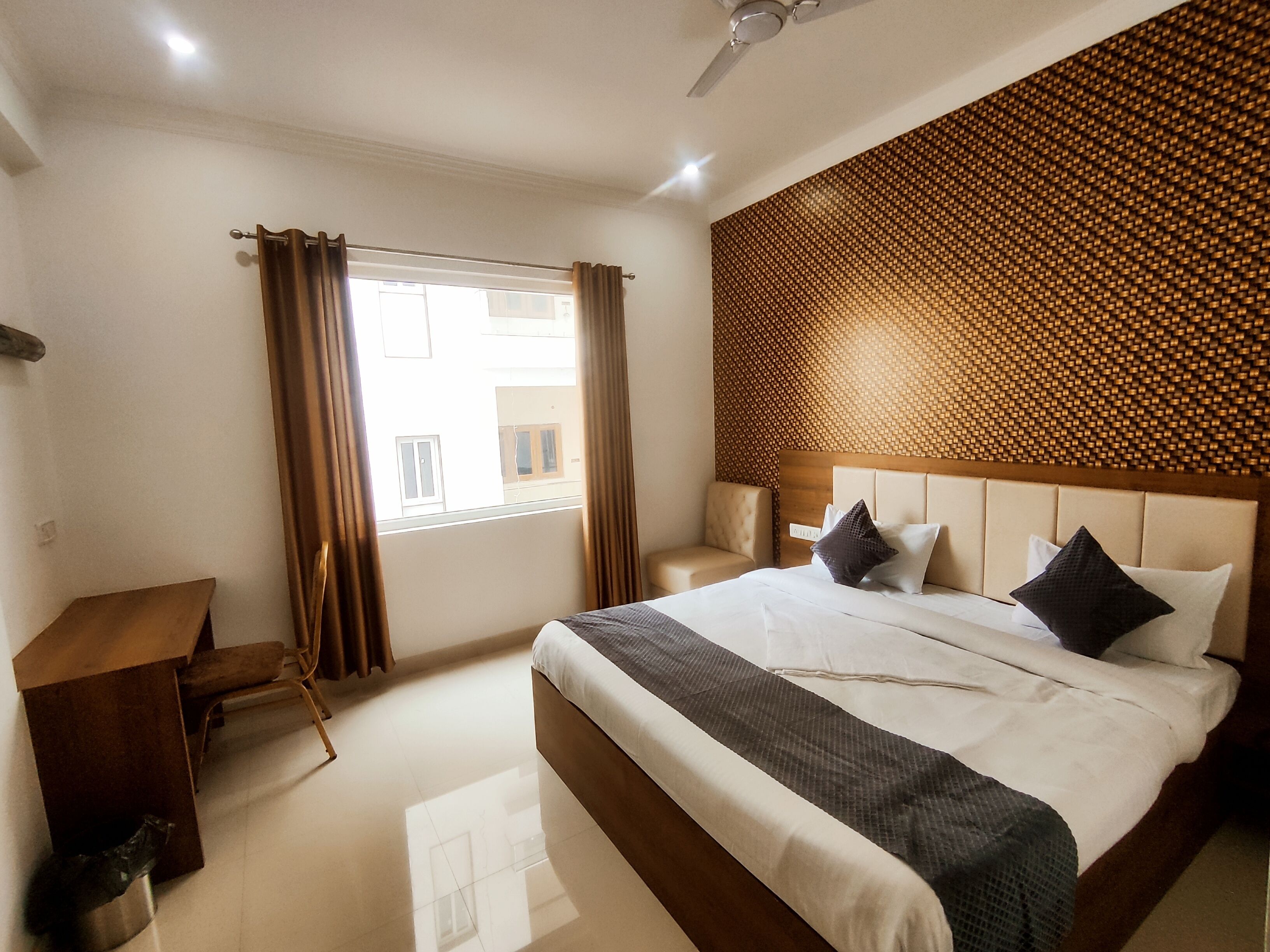 Memory-foam beds, desk, free WiFi