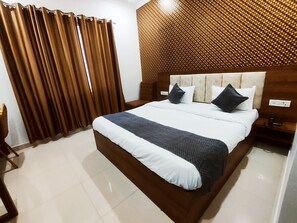 Chambre Double Deluxe | Matelas mémoire de forme, bureau, Wi-Fi gratuit
