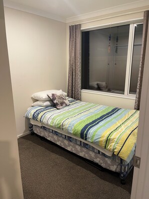 3 bedrooms, iron/ironing board, WiFi, bed sheets