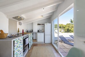 Een koelkast, een microgolfoven, een oven, een vaatwasser