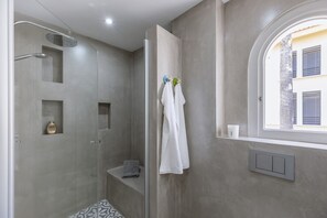 Douche, séchoir à cheveux, serviettes fournies, papier de toilette