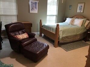 4 habitaciones, escritorio y tabla de planchar con plancha