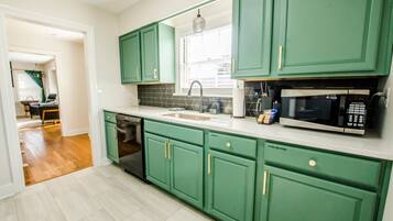 Een koelkast, een magnetron, een oven, een kookplaat