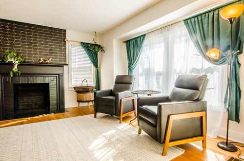 Bourbon Royale, Home of Two Kings; putting green, downtown, free coffee & snacks