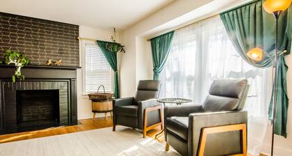 Bourbon Royale, Home of Two Kings; putting green, downtown, free coffee & snacks