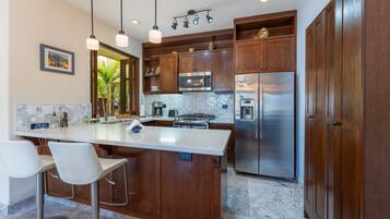 KylskÄp, mikrovÄgsugn, ugn och spishÀll