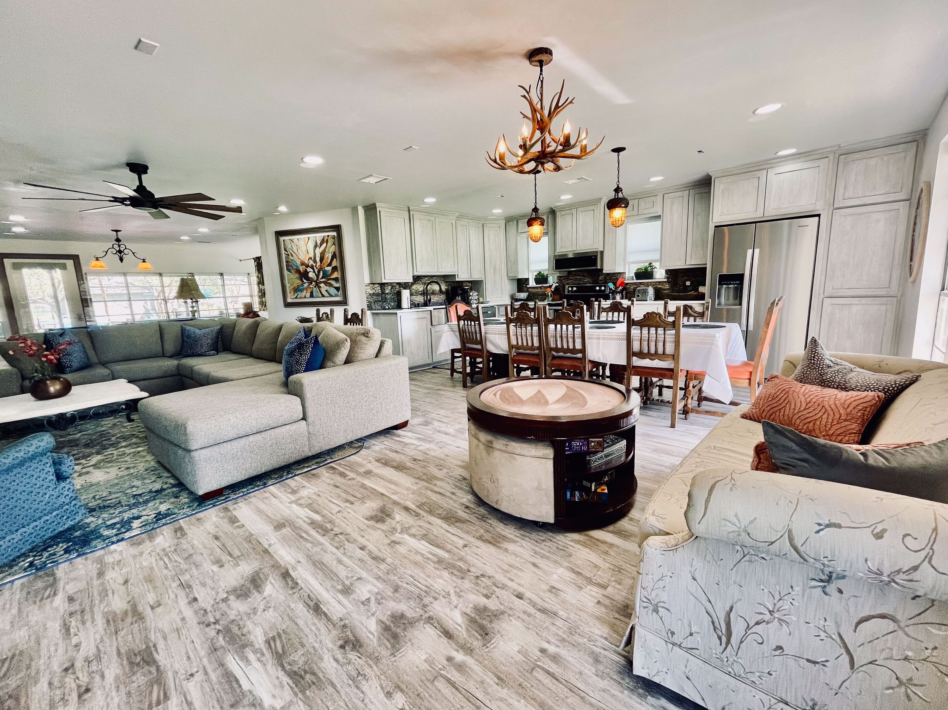 Televisor intel·ligent i taula de tennis de taula 