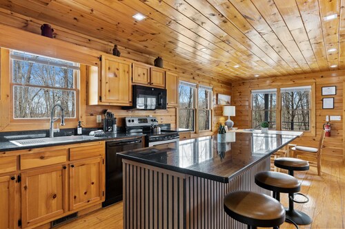 Private 4.3-Acre Mountain Retreat -Jacuzzi Pergola-Games  House-6 Min Downtown