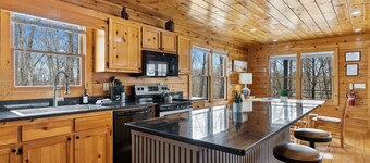 Private 4.3-Acre Mountain Retreat -Jacuzzi Pergola-Games  House-6 Min Downtown