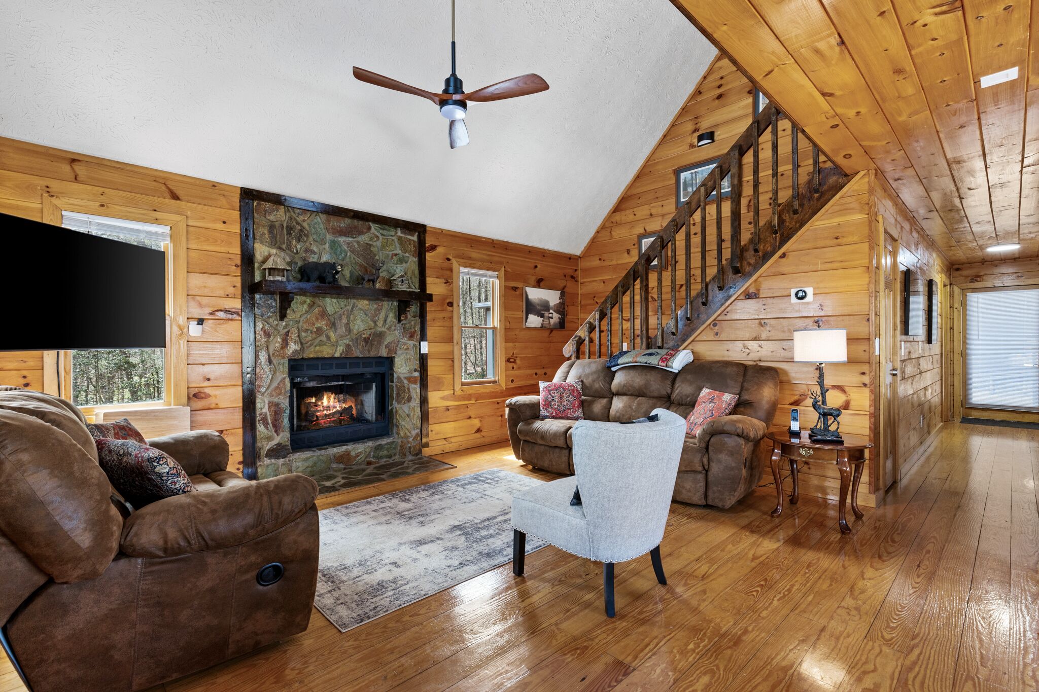 Smart-TV, Kamin, Tischfußball, Tischtennisplatte