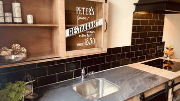 Fridge, oven, stovetop, coffee/tea maker