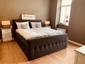 1 makuuhuone, työpöytä, silitysrauta/-lauta, Wi-Fi