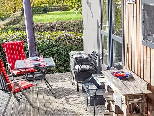 Outdoor dining - Tiny Haus Auszeit am See by Interhome (Wemding)