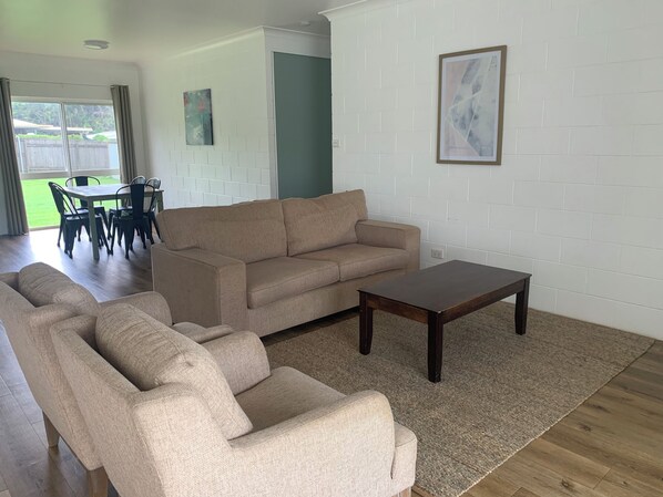 TV - Spacious, Modern and Central (Atherton)