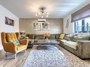 Una televisión, una chimenea