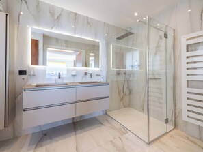 Shower, hair dryer, towels, soap - RARE! Luxury apartment on the Croisette (Cannes)