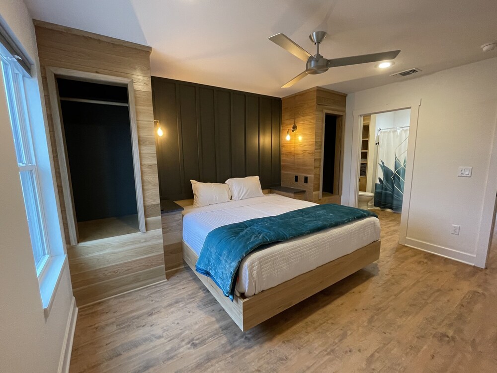 The Modern Hammock + Ping Pong + CornHole Glenwood Vrbo