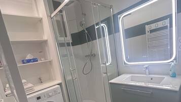 Douche, articles de toilette gratuits, sèche-cheveux