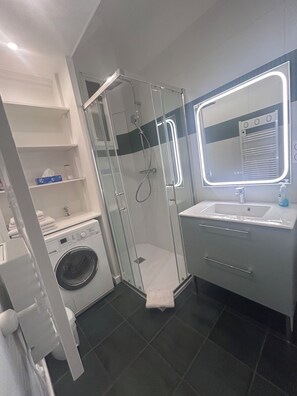 Dusche, kostenlose Toilettenartikel, Haartrockner, Handtücher