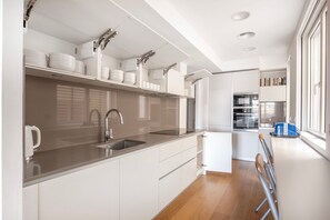 Frigorífic, microones, forn i placa de cuina