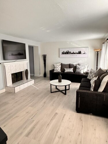 Spacious and Spotless Townhouse in Englewood, Close to DTC & Denver