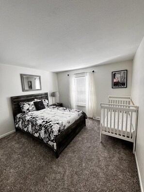 4 slaapkamers, een strijkplank/strijkijzer, gratis wifi, beddengoed