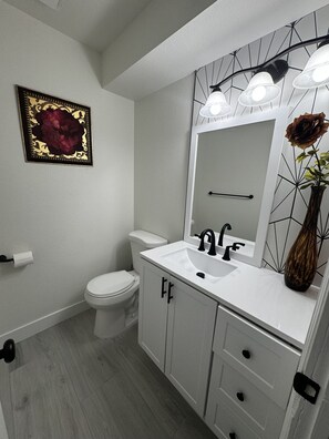 Een haardroger, handdoeken, zeep, shampoo