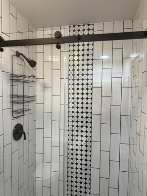 Hair dryer, towels, soap, shampoo - Spacious and Spotless Townhouse in Englewood, Close to DTC & Denver (Englewood)